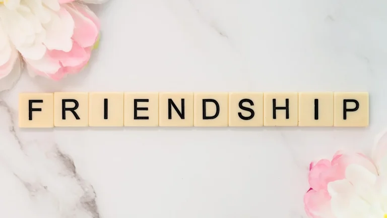 Όταν ο φίλος μου βρίσκει σχέση, με ξεγράφει και όταν είναι ελεύθερος, θέλει να βγαίνουμε